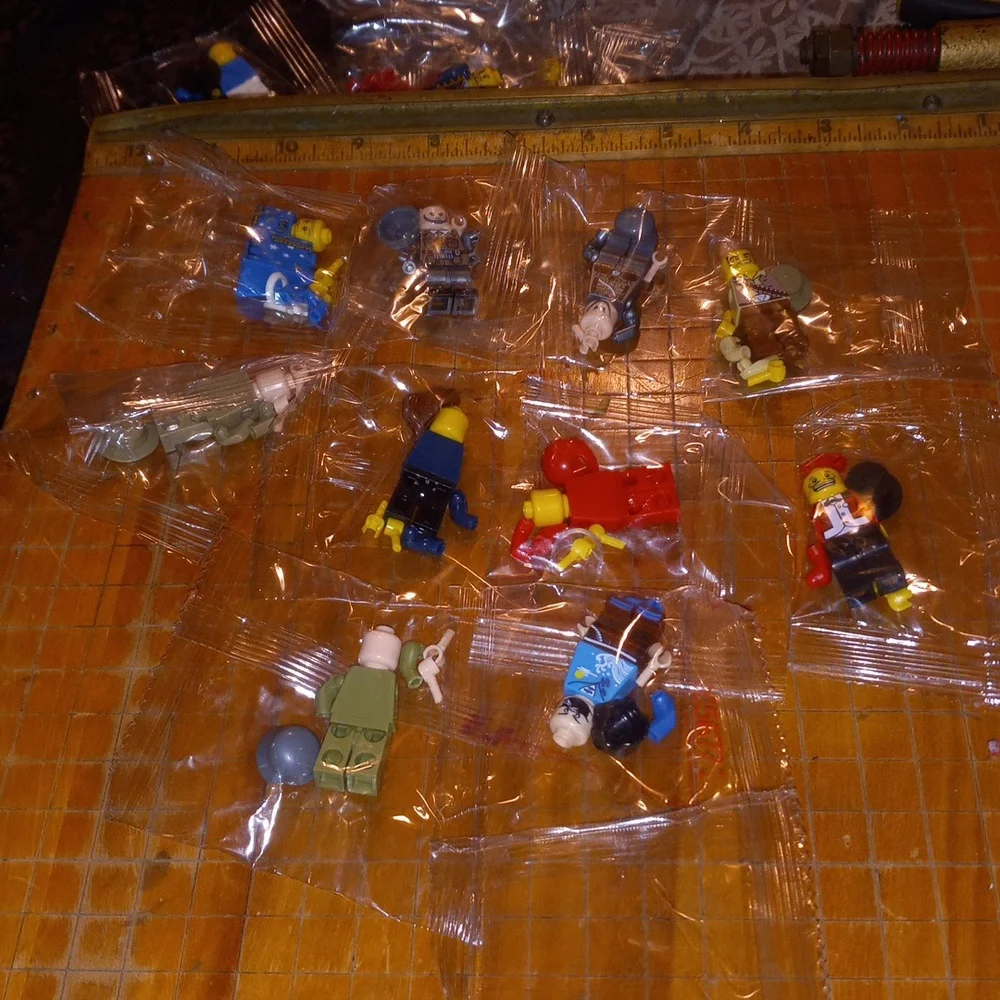 Lego lot 7 this lot has 10 never opened leg mini people
